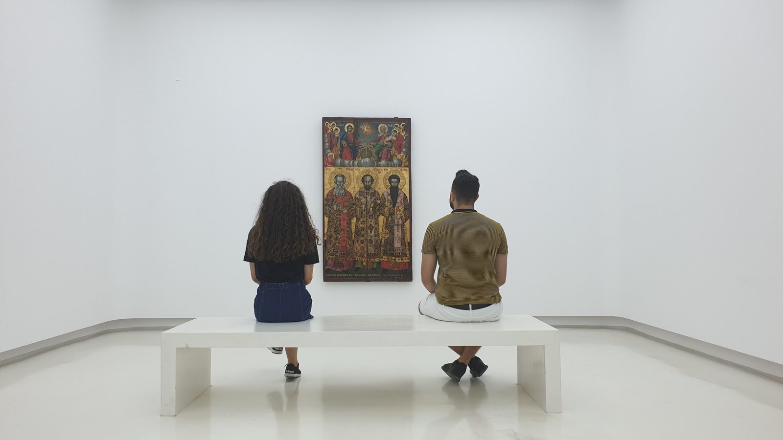 Couple looking at art together in a gallery: San Francisco Date Idea!